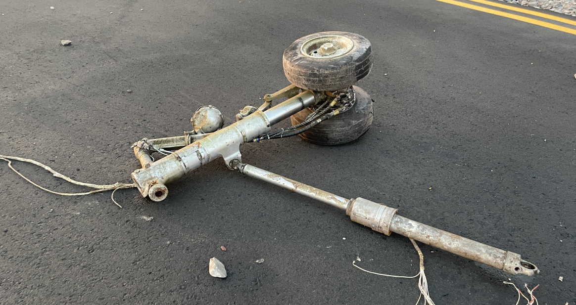 Left main landing gear at the Scottsdale accident site with inset diagram of the landing gear assembly (Inset source: Bombardier
